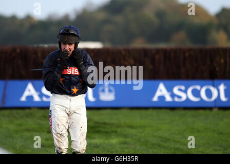 Barry Geraghty nach dem Sturz am letzten Zaun im Byrne Group Handicap Steeple Chase während des United House Group Day auf der Ascot Racecourse, Berkshire. Stockfoto