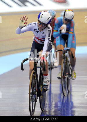 Die britische Laura Trott nach dem 20km Points Race des Women's Omnium, am zweiten Tag des UCI Track Cycling World Cup 2013 im National Cycling Centre, Manchester. Stockfoto