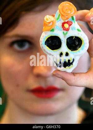 Greer Pester aus Glasgow hält einen Zuckerschädel, während sie ihrer verstorbenen Tante Jacqueline Pester bei einem Schreinmachworkshop in der Gallery of Modern Art in Glasgow im Rahmen des First Day of the Dead Festivals in Schottland einen Schrein macht. Stockfoto