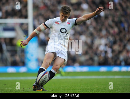 Rugby Union - QBE International - England / Australien - Twickenham. Der englische Owen Farrell schießt während der QBE International in Twickenham, London, eine Strafe ab. Stockfoto