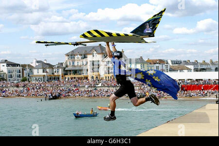 Britischer Abenteurer - internationale Bognor Birdman Konkurrenz - Bognor Regis - 2003 Stockfoto