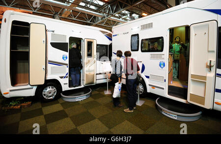 Auf der Reisemobil- und Caravan-Show im NEC, Birmingham, sehen die Menschen Reisemobile. Stockfoto