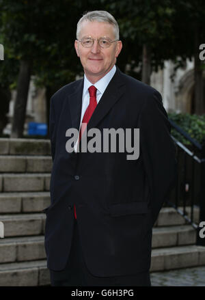 Schattenstaatssekretärin für Gemeinden und Kommunalverwaltung Hilary Benn vor dem Parlamentsgebäude im Zentrum von London. Stockfoto