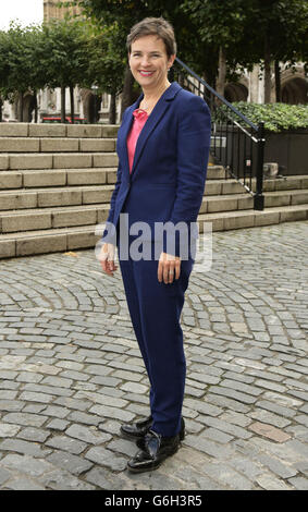 Labor-Schattenschrank. Die Schatten-Staatssekretärin für Verkehr Mary Creagh vor dem Parlamentsgebäude im Zentrum von London. Stockfoto
