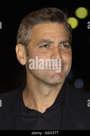 George Clooney kommt im Palazzo del Cinema, Lido, Venedig, an, um seinen neuen Film „Intolerable Cruelty“ auf der 60. Internationalen Ausstellung für Kinokunst, dem Filmfestival von Venedig, zu zeigen. Stockfoto