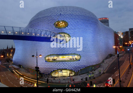 Ein Blick auf das Äußere der neuen Niederlassung von Selfridges in Birmingham, Mittwoch, 3. September 2003. Am Donnerstag, den 4. September 2003, begrüßte ein neuer 500-Millionen-Einzelhandelskomplex, einschließlich eines Selfridges-Geschäfts mit einem Äußeren, das einem futuristischen einäugigen Clown ähnelt. Es wird geschätzt, dass die neue Stierkampfarena in Birmingham, die über mehr als 140 Geschäfte und Kioske verfügt, im ersten Jahr zwischen 26 Millionen und 30 Millionen Besucher anziehen wird. Stockfoto