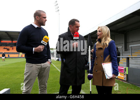 BT Sport Moderatorin Helen Skelton (rechts) chats with pundits Martin allen and Mark Creighton (links) Stockfoto