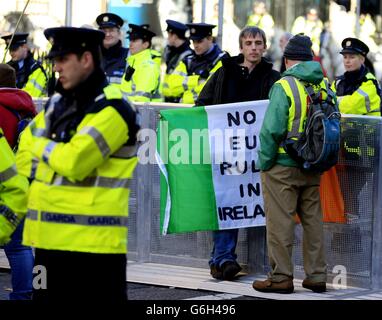 Zwei Demonstranten vor dem Leinster House in Dublin als Finanzminister Michael Noonan liefern das Budget. Stockfoto