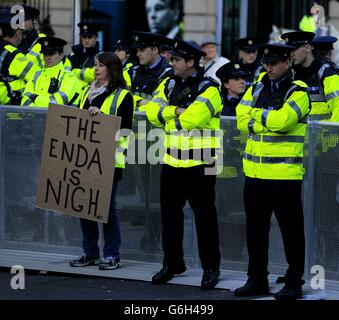 Ein Protestler mit Garda vor Leinster House, Dublin als Finanzminister Michael Noonan liefert das Budget. Stockfoto