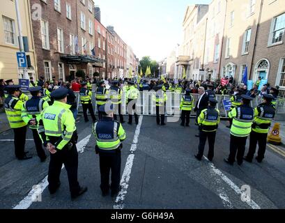 Garda Präsenz vor Leinster House, Dublin als Finanzminister Michael Noonan liefert das Budget. Stockfoto