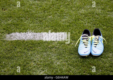 Fußball - Barclays Premier League - Hull City / Cardiff City - KC Stadium. Ein Paar Nike Fußballschuhe auf dem Spielfeld Stockfoto