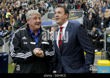 Cardiff City Manager Malky Mackay (rechts) schüttelt die Hand Hull City Manager Steve Bruce (links) vor dem Spiel Stockfoto