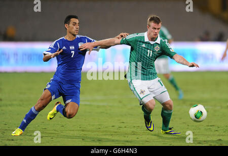 Der israelische Eran Zahavi (links) nimmt den nordirischen Chris-Brunt während des FIFA 2014 World Cup Qualifying, Gruppe F-Spiel im Ramat Gan Stadium, Tel Aviv, Israel, in Angriff. DRÜCKEN Sie VERBANDSFOTO. Bilddatum: Dienstag, 15. Oktober 2013. Siehe PA Story SOCCER N Ireland. Bildnachweis sollte lauten: Joe Giddens/PA Wire Stockfoto