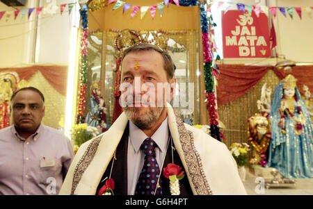 Der Innenminister David Blunkett trägt ein zeremonielles Talik auf seiner Stirn, im Shree RAM Mandir Tempel in Southall, Südwesten Londons. Herr Blunkett, dem auch eine Blumengirlande und ein Blankett überreicht wurden, besuchte den Hindi-Tempel, um herauszufinden, welche Dienstleistungen er der lokalen Gemeinde bot. Herr Blunkett, der eine Führung durch die Gottheiten erhielt, sagte, dass der Tempel eine wertvolle Gemeinschaftsressource sei. Stockfoto