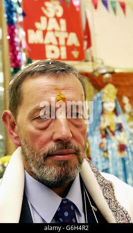 Der Innenminister David Blunkett trägt ein zeremonielles Talik auf seiner Stirn, im Shree RAM Mandir Tempel in Southall, Südwesten Londons. Herr Blunkett, dem auch eine Blumengirlande und ein Blankett überreicht wurden, besuchte den Hindi-Tempel, um herauszufinden, welche Dienstleistungen er der lokalen Gemeinde bot. Herr Blunkett, der eine Führung durch die Gottheiten erhielt, sagte, dass der Tempel eine wertvolle Gemeinschaftsressource sei. Stockfoto