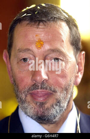 Der Innenminister David Blunkett trägt ein zeremonielles Talik auf seiner Stirn, im Shree RAM Mandir Tempel in Southall, Südwesten Londons. Herr Blunkett, dem auch eine Blumengirlande und ein Blankett überreicht wurden, besuchte den Hindi-Tempel, um herauszufinden, welche Dienstleistungen er der lokalen Gemeinde bot. Herr Blunkett, der eine Führung durch die Gottheiten erhielt, sagte, dass der Tempel eine wertvolle Gemeinschaftsressource sei. Stockfoto