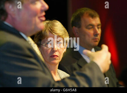 Die Sekretärin für Handel und Industrie Patricia Hewitt MP (Mitte) und der TUC-Generalsekretär Brendan Barber (rechts) hören Digby Jones, Generaldirektor des CBI, auf dem jährlichen TUC-Kongress in Brighton zu. Herr Jones appellierte heute für einen "Aufstand" des gemäßigten Gewerkschaftertums und argumentierte, dass eine Rückkehr zur Militanz die Wirtschaft schädigen könnte. Sein Auftritt auf der Konferenz hat sich als umstritten erwiesen, nur wenige Tage nachdem er die Gewerkschaften beschuldigt hatte, die Reform des öffentlichen Sektors zu blockieren und die gestrigen Schlachten zu bekämpfen. Einige Gewerkschaftsfunktionäre waren der Meinung, dass er nicht eingeladen werden sollte. Stockfoto