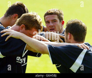 Der Schottländer Barry Ferguson (2. Rechts) streckt mit Teamkollegen während einer Trainingseinheit in Westfalia Herne in Deutschland vor dem Qualifikationsspiel der EM 2004 gegen Deutschland. Stockfoto