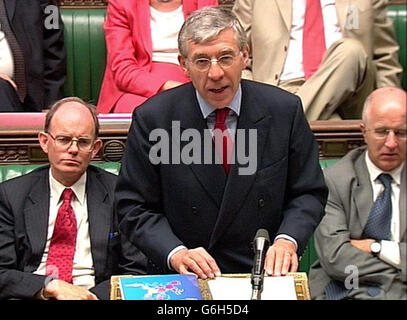 Außenminister Jack Straw sprach vor dem Unterhaus, er wies heute darauf hin, dass mehr Truppen benötigt werden könnten, um die sich verschlechternde Sicherheitslage im Irak zu überstehen. Herr Straw gab zu, dass die britischen Streitkräfte im August mit Terroranschlägen und Sabotage, vier Monate nach dem Ende der großen Kampfhandlungen, einen Rückschlag erlitten hatten. Stockfoto