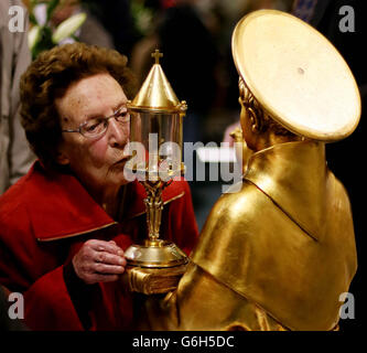 Die Mitglieder der Kongregation stehen Schlange, um die Reliquien des hl. Antonius von Padua in der Kirche der Heimsuchung in Fairview Dublin zu besichtigen, bevor sie auf eine landesweite Tour gehen. Stockfoto