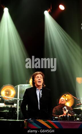 Paul McCartney tritt während der Dreharbeiten zur Graham Norton Show in den London Studios London auf. Stockfoto