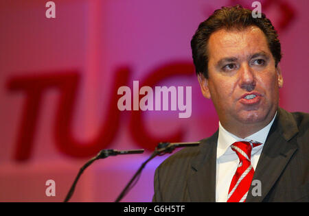 Andy Gilchrist, Generalsekretär der Feuerwehr-Union, spricht auf der jährlichen TUC-Konferenz in Brighton. Die Staats- und Regierungschefs der Union waren heute verwirrt, nachdem Premierminister Tony Blair offenbar bei einem privaten Abendessen mit dem TUC-generalrat gestern Abend in Brighton von stark formulierten Kommentaren über den Widerstand gegen seine Regierung zurückzog. Einige Gewerkschaftsführer sagten, Blair habe nicht viele der erwarteten Kommentare abgegeben, aber Barber bestritt, dass der Premierminister seine Botschaft an Gewerkschafter von dem an Reporter verteilten Text abgemildert habe. Stockfoto