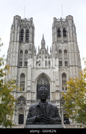 Eine Gesamtansicht der Kathedrale von St. Michael und St. Gudula mit der Staue von St. Gudula König Baudouin im Vordergrund Stockfoto