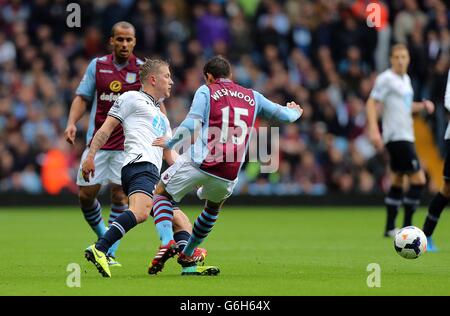 Lewis Holtby von Tottenham Hotspur (links) und Ashley Westwood von Aston Villa Kampf um den Ball Stockfoto