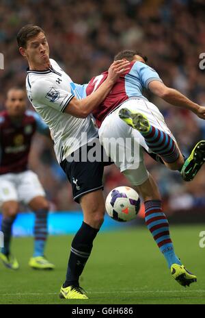 Fußball - Barclays Premier League - Aston Villa gegen Tottenham Hotspur - Villa Park. Libor Kozak von Aston Villa (rechts) und Jan Vertonghen von Tottenham Hotspur (links) kämpfen um den Ball Stockfoto