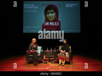 Malala Yousafzai während eines Fotoalles in der Queen Elizabeth Hall in London, bevor sie mit der Southbank Centre Artistic Director Jude Kelly (links) sprach, um ihre Memoiren I am Malala zu starten. Stockfoto