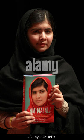 Malala Yousafzai während eines Fotoalles in der Queen Elizabeth Hall in London, bevor sie mit der Southbank Centre Artistic Director Jude Kelly sprach, um ihre Memoiren I am Malala zu starten. Stockfoto