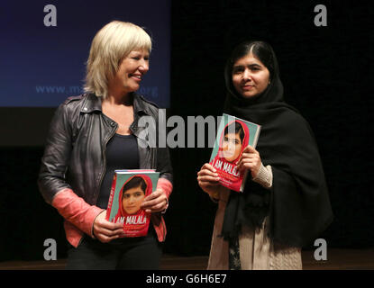 Malala Yousafzai während eines Fotoalles in der Queen Elizabeth Hall in London, bevor sie mit der Southbank Centre Artistic Director Jude Kelly (links) sprach, um ihre Memoiren I am Malala zu starten. Stockfoto