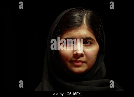 Malala Yousafzai während eines Fotoalles in der Queen Elizabeth Hall in London, bevor sie mit der Southbank Centre Artistic Director Jude Kelly sprach, um ihre Memoiren I am Malala zu starten. Stockfoto