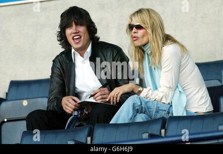 Vernon und Tess Kay wurden während des FA Barclaycard Premiership Matches zwischen Bolton Wanderers und Middlesbrough im Reebok Stadium, Bolton, verheiratet. Vernon hat gestern den Knoten mit Tess gebunden. Bolton gewann 2:0. Stockfoto