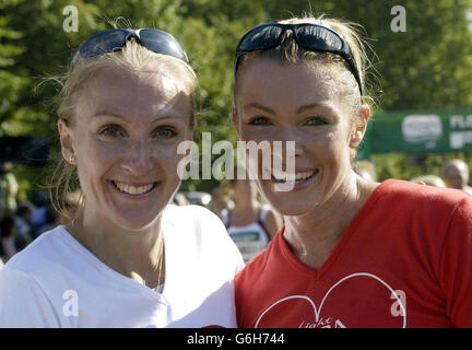 Paula Radcliffe (links) feiert mit Model Nell McAndrew, nachdem sie die Flora Light Woman's Challenge im Hyde Park, London gewonnen hat. Radcliffe gewann das 5000-Meter-Rennen in einer Weltrekordzeit von 14 Minuten und 51 Sekunden. McAndrew wird von einer Vielzahl anderer Berühmtheiten begleitet, die über 50,000 für die British Heart Foundation sammeln wollen. Stockfoto