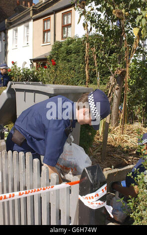 Die Polizei durchsucht das Gebiet in Harlesden im Nordwesten Londons, nachdem ein sieben Jahre altes Mädchen und ein 41 Jahre alter Mann mit Schussverletzungen in einem Bettseitbett gefunden wurden. Scotland Yard sagte, dass Polizeibeamte zu Berichten über eine Störung kurz nach Mitternacht in Harrow Road gerufen wurden. Die Polizei betrat das zwei-Zimmer-Bett und entdeckte die Opfer, die beide schwarz waren. Sie wurden in separate West-Londoner Krankenhäuser gebracht, wo sie später starben. Stockfoto