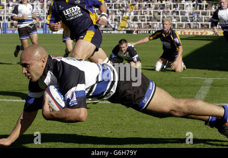 Bath gegen Leeds. Bath's Brendan Daniel taucht auf, um einen weiteren Versuch gegen Leeds Tykes während ihres Zurich Premiereship Matches in Headingly, Leeds, zu erzielen. Stockfoto