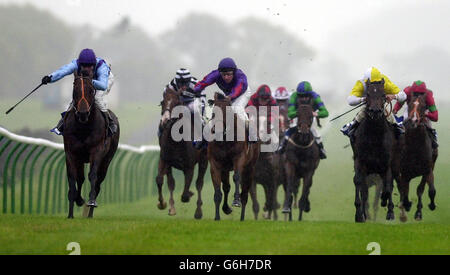 Boogie Street, ganz links, gewinnt das fünf-Furlong-Rennen von Richard Hughes 3.45 und bricht den Streckenrekord beim Western Meeting in Schottland. Stockfoto