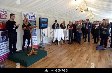 Fußball - StreetGames Fußball Pools Fives - House of Commons. Die Gewinner sprechen auf der Bühne während eines parlamentarischen Empfangs für die StreetGames Football Pools Fives im House of Commons, London. Stockfoto