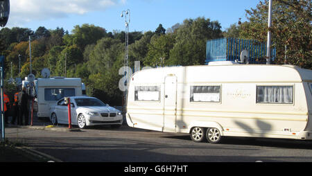 DIE HERAUSGEBER MERKEN, DASS DAS NUMMERNSCHILD VOM PA-BILDTISCH VERPIXELT WURDE. Autos, die Wohnwagen schleppen, verlassen das Royal Gwent Hospital in Newport, Südwales, als eine Gruppe französischer Reisender den Parkplatz des Krankenhauses verließ, den sie als Schichtlager benutzten. Stockfoto