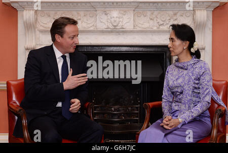 Premierminister David Cameron mit der birmanischen Oppositionsführerin Aung San Suu Kyi bei einem Treffen in der Downing Street 10 in London. Stockfoto