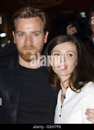 Schauspieler Ewan McGregor und seine Frau Eve kommen zur Premiere seines neuen Films Young Adam im Warner Village West End am Londoner Leicester Square an. Stockfoto