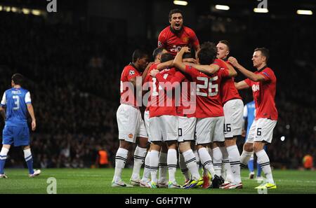 Manchester United-Spieler, darunter Rafael Da Silva (TOP), feiern ihr erstes Tor während des UEFA Champions League Group A-Spiels im Old Trafford, Manchester. Stockfoto