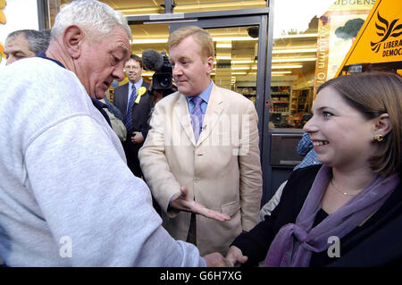 Der liberale Demokrat Charles Kennedy (R), zusammen mit seiner neuesten Abgeordneten Sarah Teather, außerhalb des Wahlkampfhauptquartiers, Nord-London, nach ihrem Sieg bei den zwei Wahlen in Brent East. Kennedy begrüßte heute den Sieg seiner Partei bei den Nachwahlen als Zeichen dafür, dass sie auf Kurs waren, die Tories als die wirkliche Opposition gegen Labour zu überholen. Bei der Abstimmung wurde die Lib dem-Kandidatin Sarah Teather als neue Abgeordnete gewählt und die Tories auf den dritten Platz geschlagen. Stockfoto