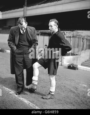 Stanley Matthews, der Rechtsaußen von Blackpool und England, spricht im Highbury-Stadion von Arsenal mit dem englischen Teamchef Walter Winterbottom über seine Knöchelverletzung. Er hat sich mit dem Rest des englischen Teams in London zusammengetan, die sich auf ihr Treffen gegen Schottland in Wembley vorbereiten. Matthews hat kürzlich beim Tennisspielen mit seinem Sohn Knöchelbänder verletzt. Stockfoto