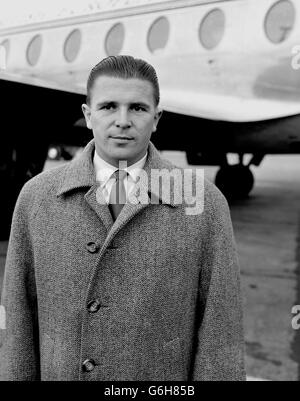 Ferenc Puskas, Kapitän der ungarischen Mannschaft, die den britischen Fußball-Rekord aufgestellt hat, kommt am Flughafen London an, um über die Veröffentlichung seines neuen Buches „Captain of Hungary“ zu diskutieren. Stockfoto