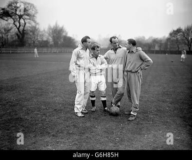 Die vier Spieler von Blackpool (v.l.n.r.) Stanley Matthews, Ernie Taylor, Harry Johnston und Stan Mortensen diskutieren während des Trainings in Roehampton, London, Taktiken, um für das internationale Freundschaftsmanöver gegen Ungarn in Wembley zu kämpfen. Stockfoto