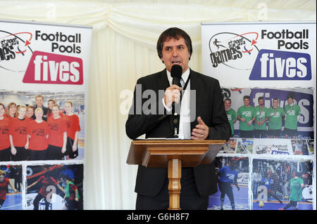 Fußball - StreetGames Fußball Pools Fives - House of Commons. Der Abgeordnete Steve Rotheram spricht während eines parlamentarischen Empfangs für StreetGames Football Pools Fives im Londoner Unterhaus. Stockfoto