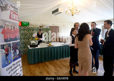 Fußball - StreetGames Fußball Pools Fives - House of Commons. Würdenträger während eines parlamentarischen Empfangs für die StreetGames-Fußballpools Fives im House of Commons, London. Stockfoto