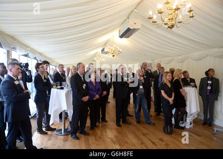 Würdenträger hören Reden während eines parlamentarischen Empfangs für StreetGames Fußballpools Fives im House of Commons, London. Stockfoto